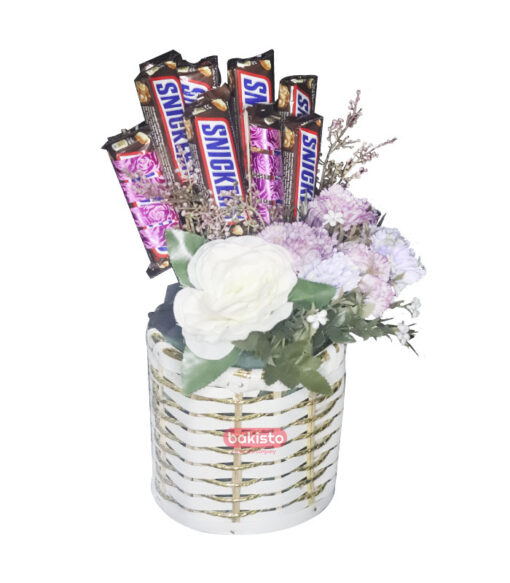 Snickers Love Basket, Send Snickers Into Lahore Famous Chocolates